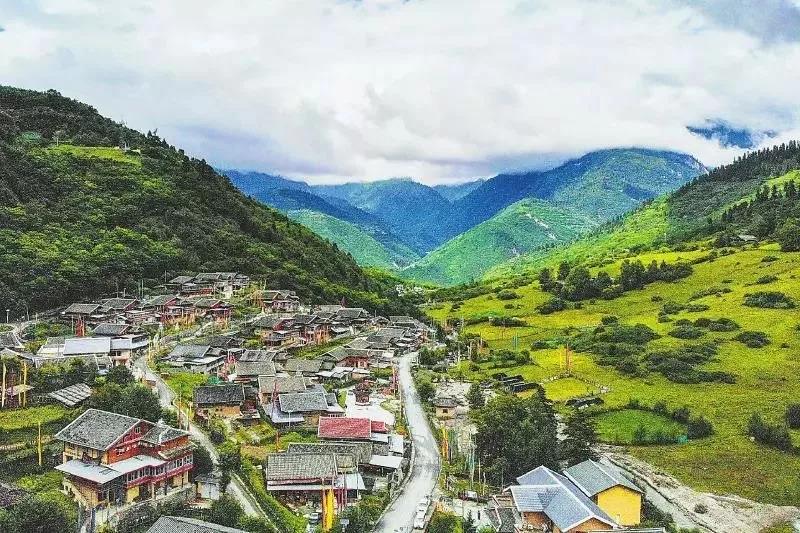 གཟི་རྩ་སྡེ་དགུ་རྫོང་གི་འགྲིམ་འགྲུལ་འཕེལ་རྒྱས་སྐོར་གྱི་ཟུར་བྲིས།