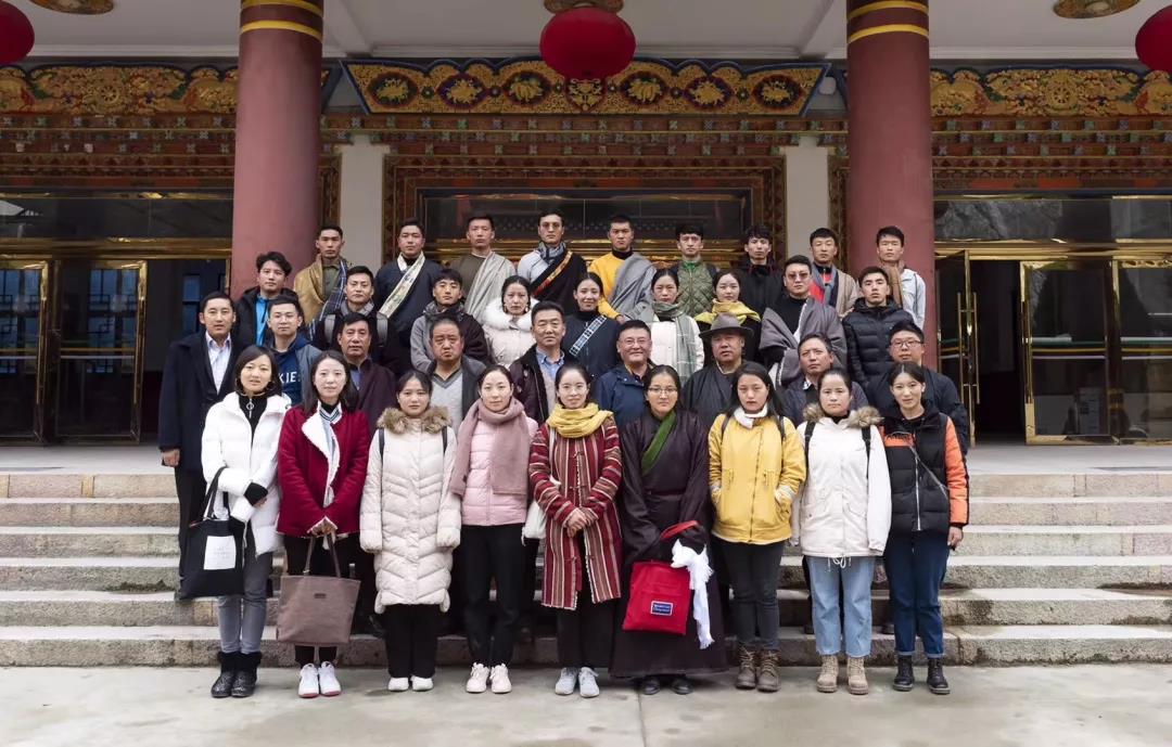 ལྷོ་ནུབ་མི་རིགས་སློབ་ཆེན་གྱི་བོད་རིག་པའི་སློབ་གླིང་གི་ཞིབ་འཇུག་སློབ་མ་རྣམས་དཀར་མཛེས་སུ་བསྐྱོད་ནས་བསླབ་ཚན་ལག་ལེན་བྱས་པ།