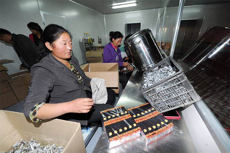 དྲི་ཞིམ་ཐོན་རྫས་ལ་བརྟེན་ནས་ཕྱུག་འགྱུར་ལམ་དུ་སྐྱོད་པ།