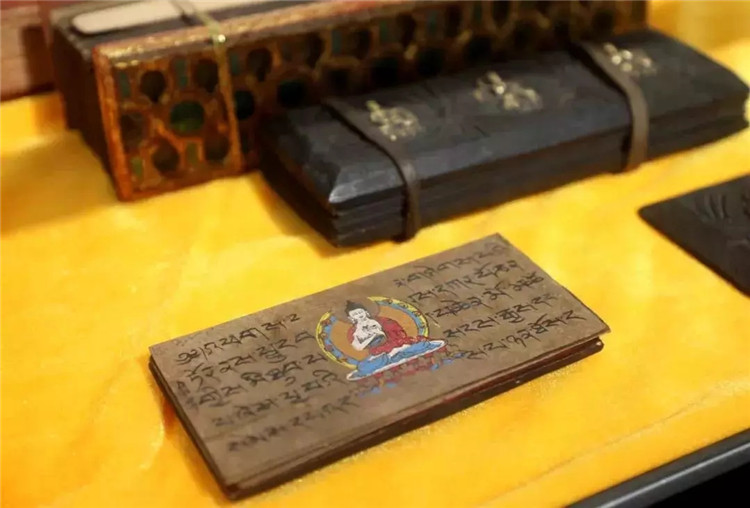 ལོ་མའི་ཐོག་ཏུ་འཁོད་པའི་བཅུ་ཕྲག་རིག་པའི་བང་མཛོད།