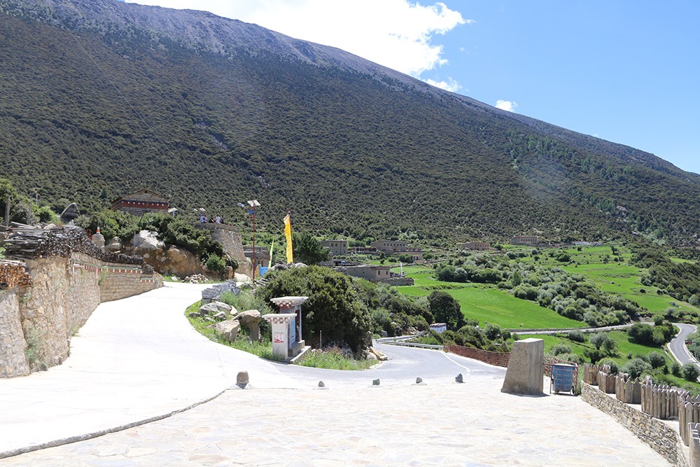 མཐའ་འཁོབ་གྲོང་སྡེ་ལ་ཕྱུར་འགྱུར་གྱི་མེ་ཏོག་བཞད།