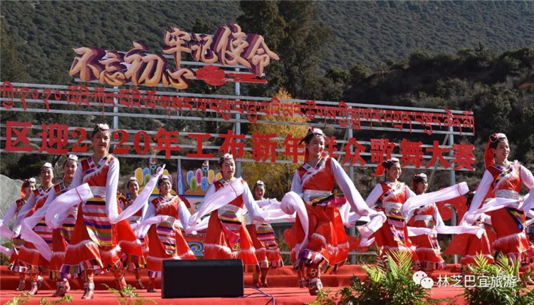 ཀོང་པོའི་ལོ་གསར་དགའ་བས་བསུ། བྲག་ཡིབ་ཕོ་མོའི་འཛུམ་མདངས་བཟང་།