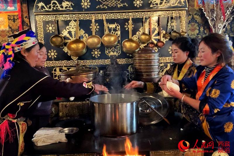 བོད་ལྗོངས་ཉིང་ཁྲིས་ཀོང་པོའི་ལོ་གསར་གྱི་གནམ་གང་དགོང་མོ་བསུས་པ།
