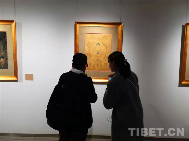 རྒྱ་བོད་སྒྱུ་རྩལ་མཁས་ཆེན་དག་པེ་ཅིང་དུ་འཛོམས་ནས། མཉམ་དུ་“བོད་ལྗོངས་ལས་འབྲེལ——བོད་ཀྱི་དེང་རབས་མཛེས་རྩལ་བརྩམས་ཆོས་གདན་ཞུའི་འགྲེམས་སྟོན།”ཞེས་པ་འགོ་ཚུགས་པར་རྟེན་འབྲེལ་ཞུ་བ།