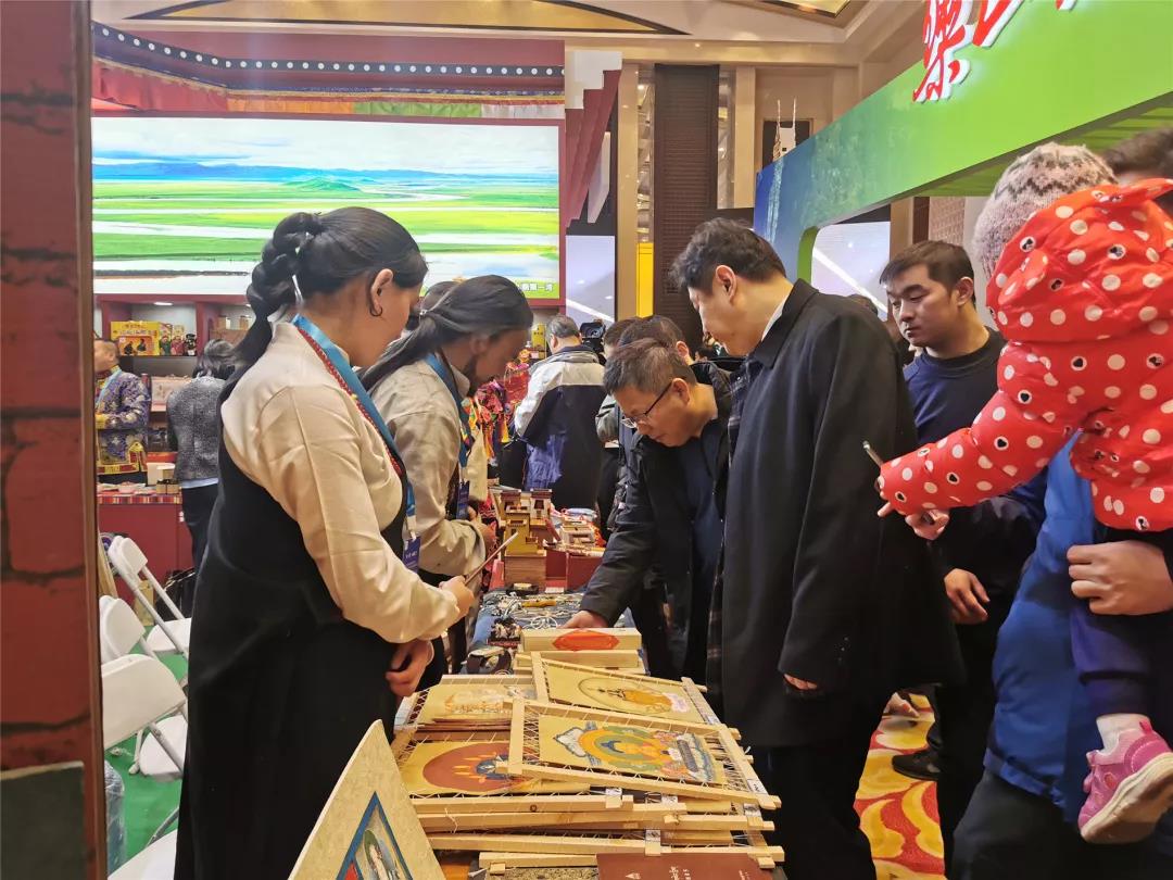 རྔ་བའི་ཐོན་རྫས་པེ་ཅིང་དུ་འགྲེམ་སྟེ་དབུལ་བྲལ་ལ་རམ་འདེགས་བྱས།