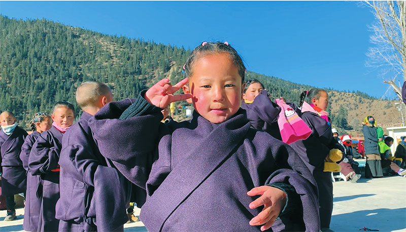 སི་ཁྲོན་ལི་ཐང་དུ་ལྭ་བ་གསར་པ་སྤྲད་དེ་མཐའ་མཚམས་ལུང་ཁུག་ས་ཁུལ་གྱི་སློབ་མའི་ལུས་སེམས་དྲོ་བར་བྱས།