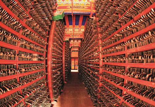 སྡེ་དགེ་རྫོང་གིས་རྒྱུན་མཐུད་དུ་བཀའ་བསྟན་འགྱུར་གྱི་པར་ཤིང་བསྐྱར་རྐོ་ལས་གྲྭར་སྐུལ་འདེད་བཏང་།
