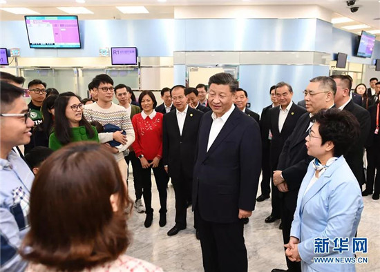 ཞི་ཅིན་ཕིང་གིས་ཨའོ་མོན་སྲིད་གཞུང་གི་ཕྱོགས་བསྡུས་ཞབས་ཞུའི་ལྟེ་གནས་དང་དབྱིང་ཚའེ་སློབ་གྲྭར་གཟིགས་ཞིབ་གནང་བ།