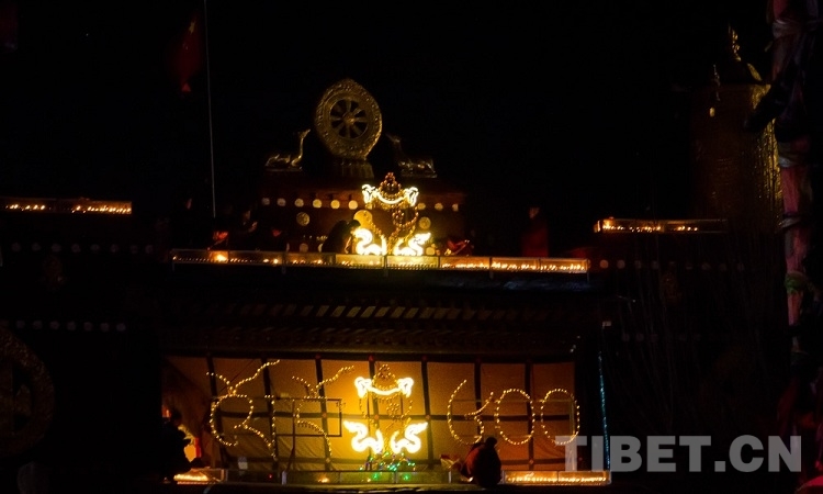 བོད་ལྗོངས་སུ་དགའ་ལྡན་ལྔ་མཆོད་བསུས་ཏེ། རྗེ་ཙོང་ཁ་པ་དགོངས་པ་རྫོགས་ནས་ལོ་འཁོར་600ལོན་པར་རྗེས་དྲན་ཞུ་བ།