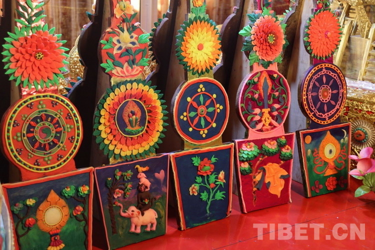བྱམས་པ་གླིང་དུ་མེ་ཏོག་མཆོད་པའི་མཛེས་སྡུག་ལ་མྱོང་རོལ་བྱེད།