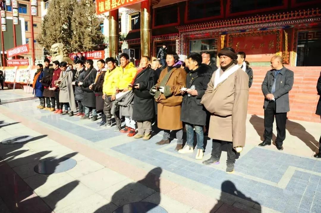 འཛམ་ཐང་གི་རོང་འབྲོག་མང་ཚོགས་699ཡིས་རླངས་འཁོར་བསྐོར་ཡིག་ལོན།