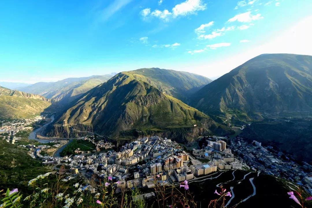  བཙན་ལྷ་རྫོང་གིས་བྱེད་ཐབས་སྣ་ཚོགས་སྤྱད་དེ་གྲོང་གསེབ་དར་རྒྱས་ཀྱི་རྨང་གཞི་སྲ་བརྟན་དུ་བཏང་།