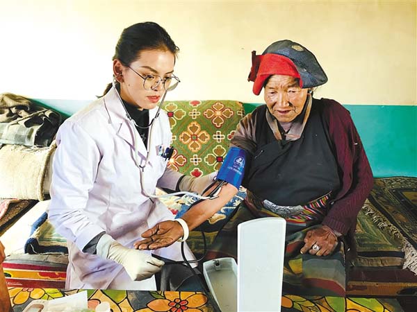 ཁྱིམ་ཚང་སྨན་པས་ཁྱིམ་ཚང་དུ་ཞབས་འདེགས་ཞུས་པ།