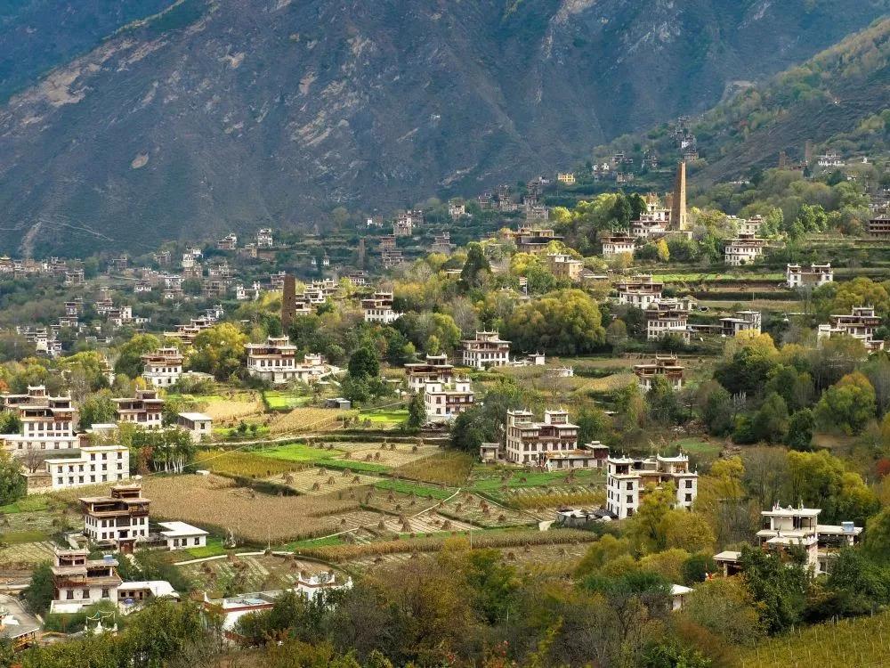 རྒྱལ་ཁབ་མང་པོའི་སློབ་མ་འདུས་པའི་རོང་བྲག་ནགས་ཚལ་སློབ་གྲྭ།