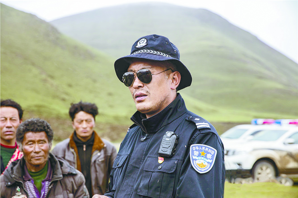 འབངས་ཀྱི་བདེ་སྡུག་སེམས་ཁོང་གདིང་ལ་བཅངས།། དམངས་དོན་སྒྲུབ་པའི་ཁུར་ཆེན་ཕྲག་ཏུ་བཞེས།།