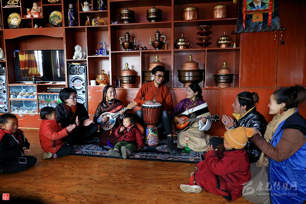 དབུལ་ཐར་བྱུང་བའི་འབྲོག་པས་དགའ་དགའ་སྐྱིད་སྐྱིད་ཀྱིས་ལོ་སར་བསུ།
