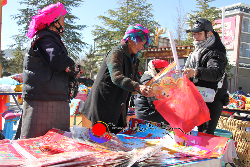 བདེ་ཆེན་གྱི་ཡུལ་མིས་ལོ་སར་ལ་གྲ་སྒྲིག་བྱེད་བཞིན་པ།