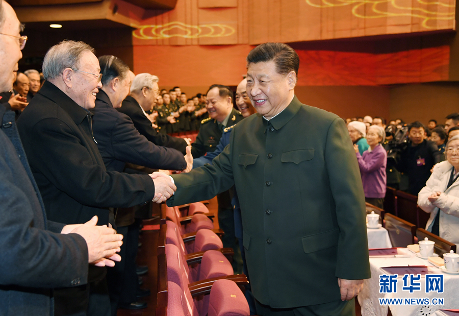 ཀྲུང་དབྱང་དམག་ཨུས་པེ་ཅིང་དུ་སྡོད་པའི་དམག་དཔུང་གི་ལས་བྱེད་པ་རྒན་གྲས་ལ་འཚམས་འདྲི་ཞུས་ཤིང་ཞི་ཅིན་ཕིང་གིས་དམག་ཡོངས་ཀྱི་བློ་མཐུན་རྒན་གྲས་རྣམས་ལ་དཔྱིད་གསར་དུས་ཆེན་ལ་རྟེན་འབྲེལ་ཞུས།