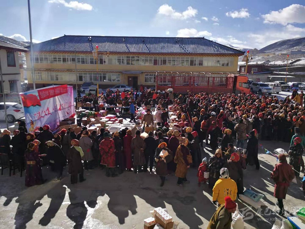 ཚོང་འདུས་དམངས་ཕན་བྱ་སྤྱོད་ཀྱིས།མང་ཚོགས་རྣམས་ལ་ཕན་བདེ་བསྐྲུན།