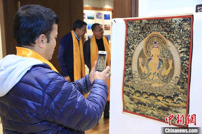 ནེ་པ་ལར་མཚོ་སྔོན་གྱི་མི་རིགས་རིག་གནས་སྒྱུ་རྩལ་འགྲེམས་སྟོན་བྱས་ནས་མཚོ་སྔོན་གྱི་མཛེས་སྡུག་མངོན་པར་བྱས་པ།