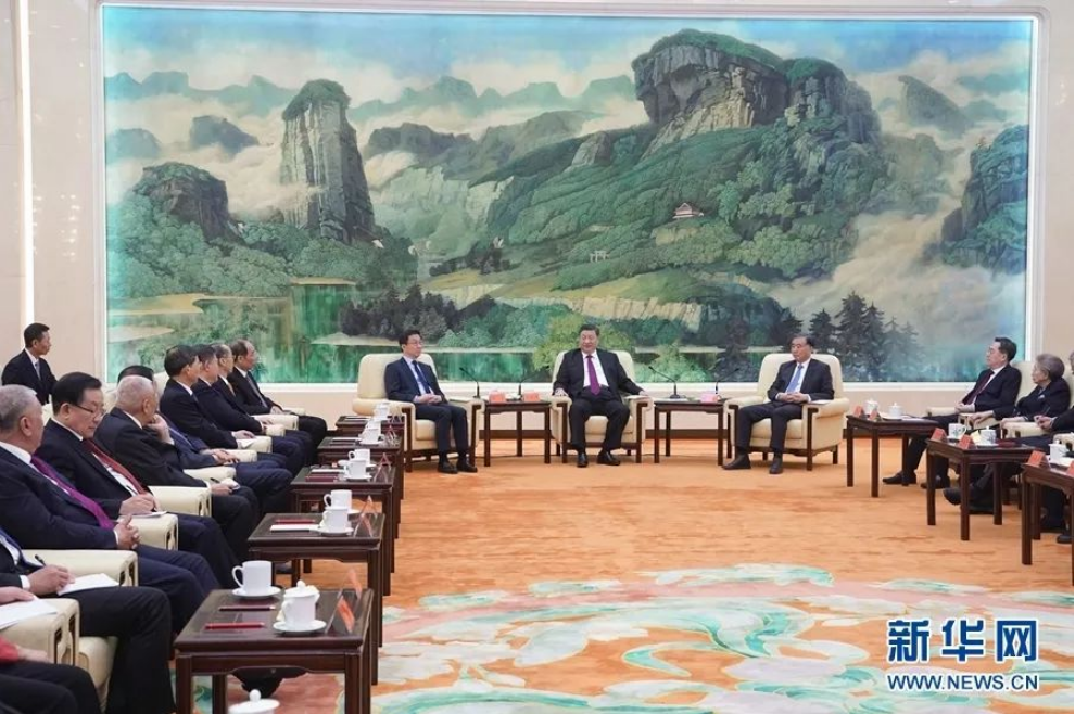 ཞི་ཅིན་ཕིང་གིས་ཏང་ཕྱིའི་མི་སྣ་དང་དཔྱིད་གསར་དུས་ཆེན་བསུས་གནང་བ།