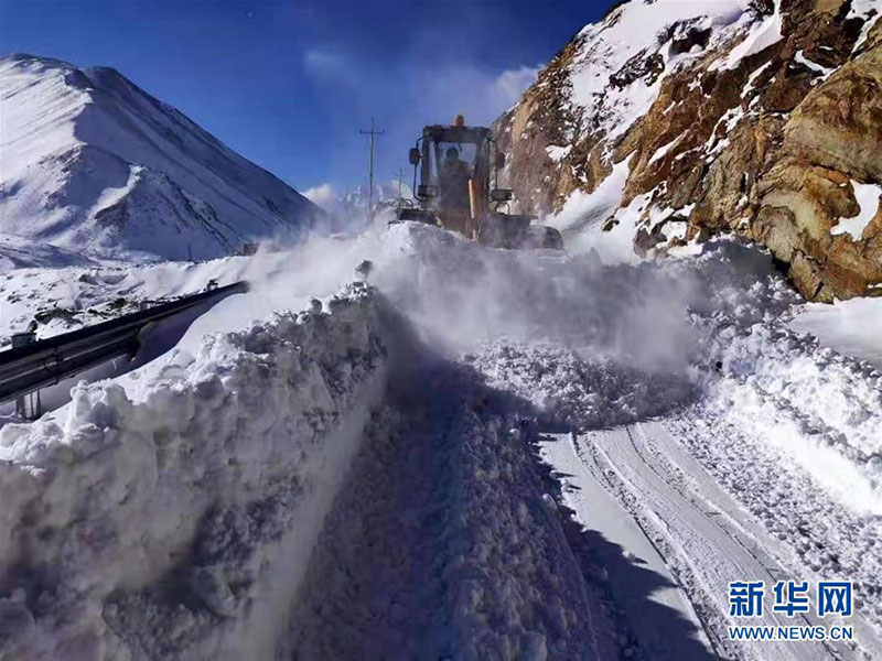 བོད་ལྗོངས་གཞིས་རྩེར་ཁ་བ་ཆེན་པོ་བབས་པ། 