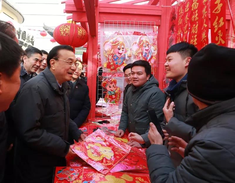 ལི་ཁེ་ཆང་མཚོ་སྔོན་དུ་གཟིགས་ཞིབ་ལ་ཕེབས་པ།