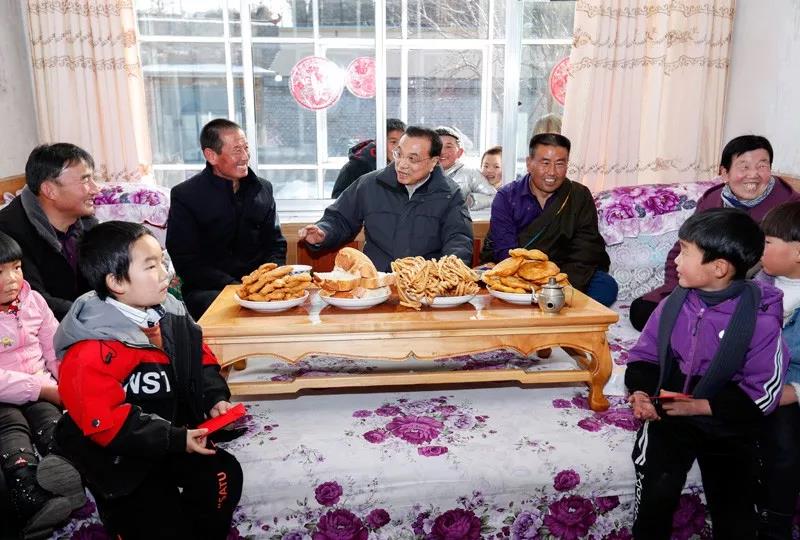 ལི་ཁེ་ཆང་གིས་མཚོ་སྔོན་གྱི་གྲོང་ཚོ་ནས་མི་ཚང་མ་འབྱོར་ཕྱུག་གི་ཕྱོགས་སུ་བརྟན་པོར་བསྐྱོད་དེ་དབུལ་པོར་བསྐྱར་ལོག་མི་བྱེད་པའི་སྨོན་འདུན་ཞུས།