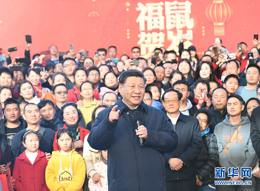 ཞི་ཅིན་ཕིང་གིས་ཡུན་ནན་གྱི་ལས་བྱེད་པ་དང་མང་ཚོགས་ལ་གཟིགས་པ།