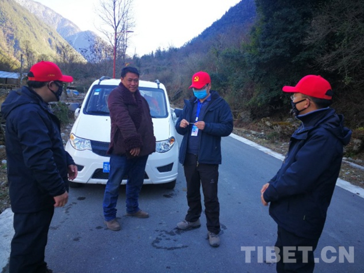ཏ་ཐང་བོད་ལྗོངས་ཡན་ལག་ཀུང་སིའི་གྲོང་ཚོའི་བཅའ་སྡོད་ལས་དོན་རུ་ཁག་གིས་ཏོག་གསར་གློ་ཚད་རིམས་ནད་སྔོན་འགོག་དང་ཚོད་འཛིན་བྱེད་པ།
