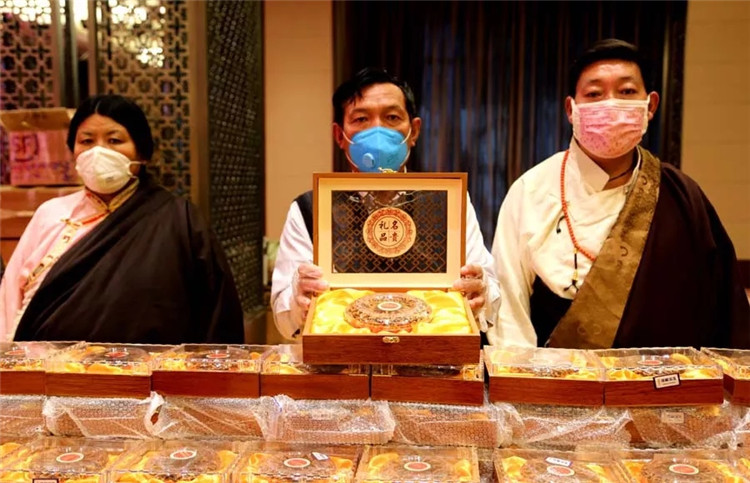 མཚོ་སྔོན་ཡུལ་ཤུལ་གྱི་བོད་རིགས་མང་ཚོགས་ནས་ཧུའུ་པེའི་རིམས་ནད་ས་ཁུལ་གྱི་འཐབ་ས་དང་པོའི་སྨན་དོན་མི་སྣར་སྒོར་ས་ཡ་གསུམ་དང་ཉིས་འབུམ་ལྷག་རི་བའི་དབྱར་རྩྭ་དགུན་འབུ་ཞལ་འདེབས་སུ་ཕུལ་བ།