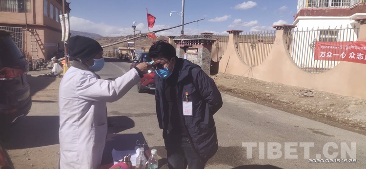གྲོང་ཚོའི་སྨན་པ་འཕྲིན་ལས་ཀྱིས་བོད་རིགས་ཤང་གི་རིམས་འགོག་ལྕགས་རི་བརྩིགས་པ།