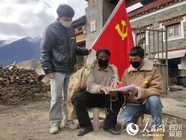 སི་ཁྲོན་དཀར་མཛེས་ཉག་ཆུ་སྤ་སྨྱུག་རོང་ཤང་གི་སློབ་ཆེན་སློབ་མ་དང་བླངས་པ49ཡིས་འཐབ་ཕྱོགས་དང་པོར་བརྟན་སྲུང་བྱས་པ།