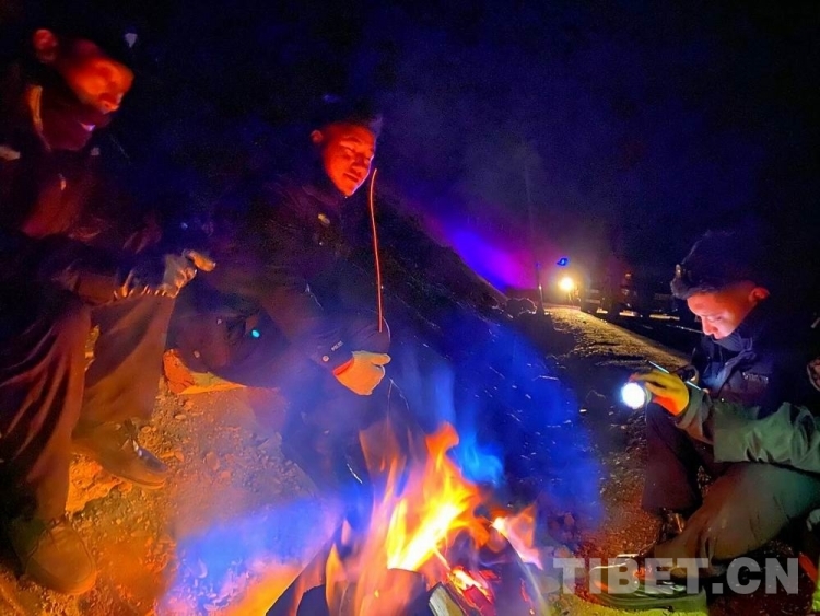སི་ཁྲོན་གྱི་ནགས་ཚལ་ཉེན་རྟོག་པས་རིམས་འགོག་ལས་དོན་ཁྲོད་གྱོད་དོན་རྩད་ཆོད་འཛིན་བཟུང་བྱས་ཤིང་། ཁྲིམས་འགལ་བ་ཚོས་རླངས་འཁོར་བསྐྱུར་ནས་བྲོས་བྱོལ་བྱས།