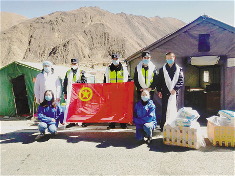 སྔོན་འགོག་ཚོད་འཛིན་གྱི་འཐབ་ས་དང་པོར་གུང་གཞོན་སྡེ་ཚོགས་ཀྱི་ཚོགས་དར་དམར་མདངས་བཀྲ