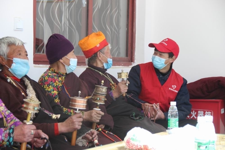 ལི་ཐང་རྫོང་གི་གློག་ཤུགས་ཞབས་ཞུ་མི་སྣ་ས་བབ་མཐོ་ཚད་སྨི་4600ཟིན་པའི་འབྲོག་ཁུལ་གྱི་རྒན་གསོ་ཁང་དུ་བསྐྱོད་པ།