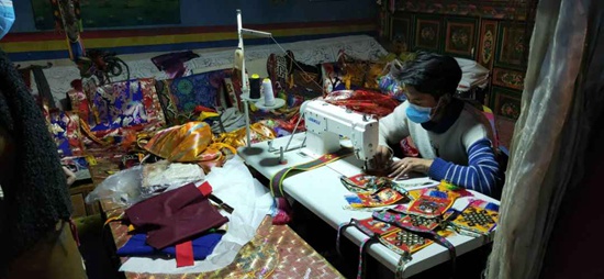 ལག་གཉིས་ལ་བརྟེན་ནས་ཕྱུག་པོར་འགྱུར་བའི་ཕུན་ཚོགས་རྡོ་རྗེ།