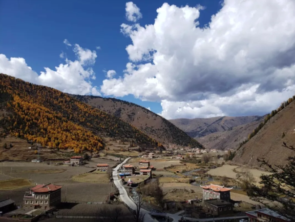 སྡེ་བ་འདིར་གནམ་ས་བླ་འོག་བརྗེ་བ་ལྟ་བུའི་འགྱུར་ལྡོག་བྱུང་འདུག