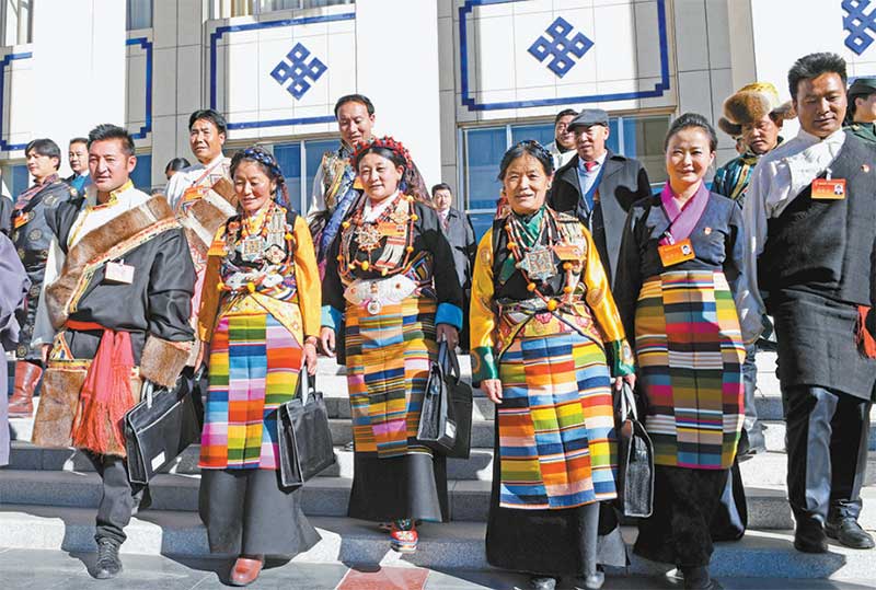 ལོངས་སྤྱོད་འཛོམས་པའི་གངས་ལྗོངས་སུ། དགའ་སྐྱིད་གླུ་དབྱངས་གང་སར་ཁྱབ།