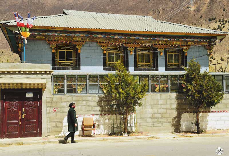 བོད་ལྗོངས་བཀྲ་ཤིས་ཐང་གྲོང་ཚོར་བཅའ་སྡོད་ལས་དོན་རུ་ཁག་གིས་མང་ཚོགས་དབུལ་སྒྲོལ་ཕྱུག་འགྱུར་བྱེད་རོགས་བྱས་པ།