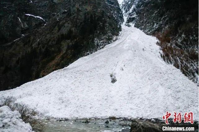 ཁྲོན་བོད་གཞུང་ལམ་དུ་གངས་རྡིབ་བྱུང་བ།