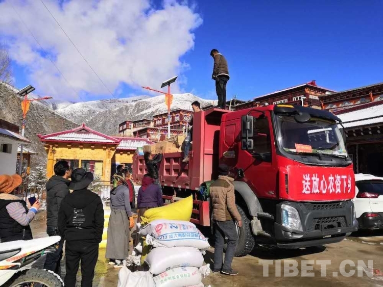 དཀར་མཛེས་རྫོང་གིས་ཞིང་སྤྱོད་དངོས་རྫས་མང་ཚོགས་ཀྱི་སྒོ་འགྲམ་དུ་སྐྱེལ་ནས་རྨོ་འདེབས་ཐོན་སྐྱེད་འགོར་འགྱངས་བྱེད་དུ་མ་བཅུག