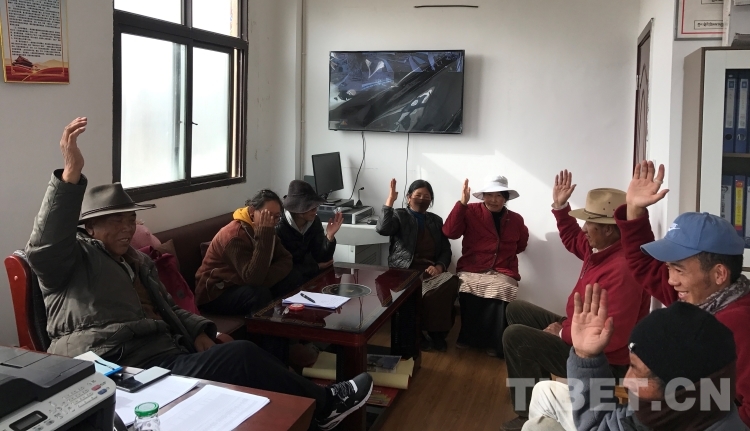 ལི་ཐང་རྫོང་ཚོ་གསུམ་ཤང་དུ་གྲོང་སྲོལ་དམངས་ཆིངས་ཀྱི་ལུགས་སྲོལ་བཟང་པོ་ཞིག་ཆགས་པ།