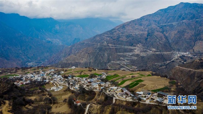 དབུལ་སྐྱོར་གྱི་གསལ་ཐོ། ཁ་བ་དཀར་པོས་དཔང་པོ་བྱེད།
