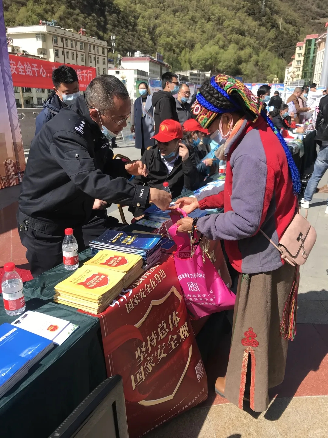 བདེ་འཇགས་སློབ་གསོ་ཀུན་ལ་སྤྲད། ཁྲིམས་ཀྱི་འདུ་ཤེས་ཟབ་པར་གཏོང་།
