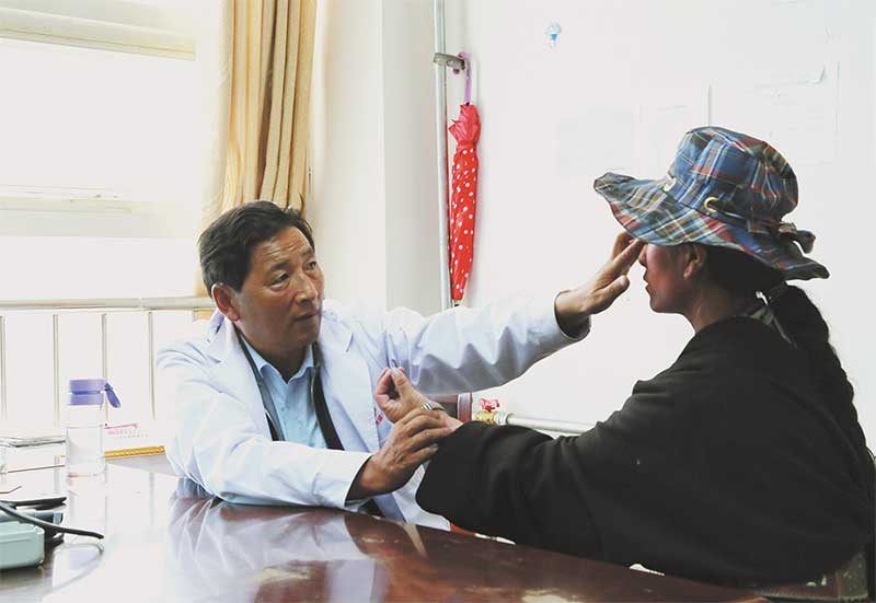 བོད་ཀྱི་སྲོལ་རྒྱུན་གསོ་བ་རིག་པ་དང་དེང་རབས་སྨན་བཅོས་ལག་རྩལ་ཟུང་འབྲེལ་བྱས་པས་གསོན་ཤུགས་གསར་པ་འཕེལ་བ།