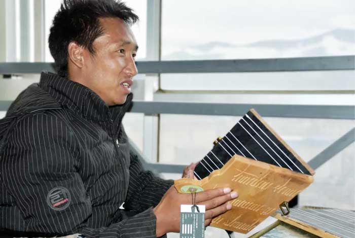 བློ་གྲོས་ཆེན་པོ་རྒུད་ན་ཡང་། ལྷག་པར་བློ་གྲོས་སྟོབས་ལྡན་འགྱུར།