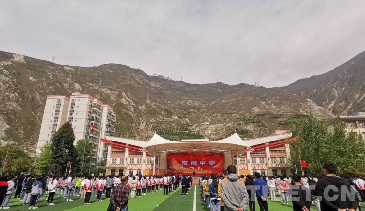 ཝུན་ཁྲོན་སློབ་འབྲིང་གི་མཐོ་འབྲིང་ལོ་རིམ་དང་པོའི་སློབ་ཁྲིད་འཚོག་འགོ་བརྩམས་པ།