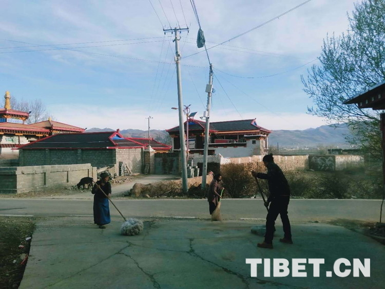 དཀར་མཛེས་རྫོང་གི་དམངས་ཡོངས་ཀྱིས་གྲོང་ཁྱེར་ལ་གཙང་དག་བྱས་ཏེ“ལྔ་གཅིག”བསུ་བ།