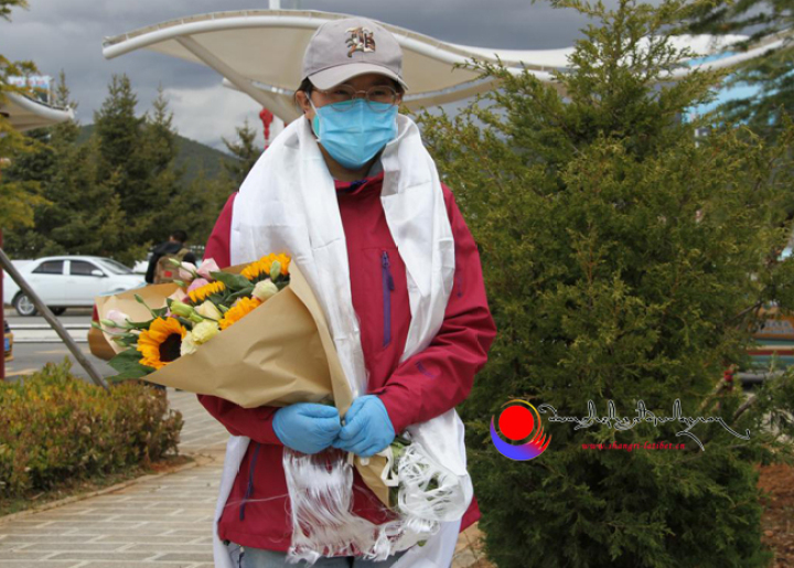 པད་མ་ཆོས་མཚོ་ཝུའུ་ཧན་དུ་རོགས་སྐྱོར་བྱེད་པར་སོང་ནས་ཕྱིར་ཕ་ཡུལ་ལ་ལོག་བྱུང་།